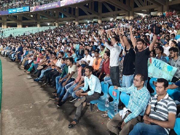रोड सेफ्टी वर्ल्ड सिरीज के दौरान नवा रायपुर के आंतरिक क्रिकेट स्टेडियम की दर्शक दीर्घा में ऐसे नजरे रोज दिख रहे हैं।