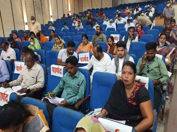 साधारण सभा में बैठे पार्षद