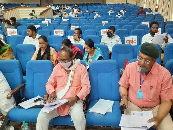 साधारण सभा में बैठे पार्षद