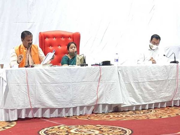 साधारण सभा में मंचासीन महापौर, उपमहापौर व आयुक्त