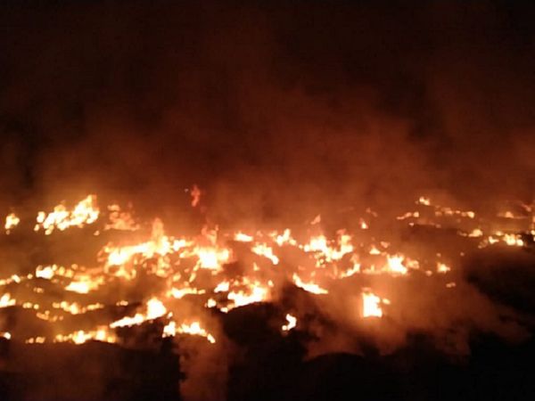 रबर में लगी आग बार-बार भड़क उठती। आग पर पानी डालने के कारण काला और जहरीला धुआं भर रहा था। इसके चलते भी फायरकर्मियों को समस्या आ रही थी।