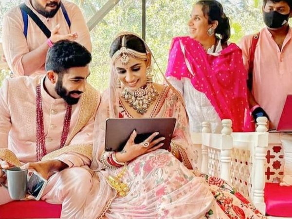 भारतीय तेज गेंदबाज जसप्रीत बुमराह ने टीवी एंकर संजना गणेशन से शादी की। - Dainik Bhaskar