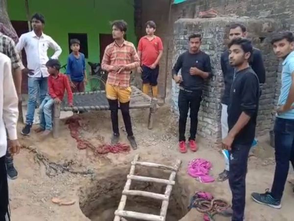 इसी टैंक में गिरे बच्चे को बचाने में चार और लोगों ने गंवाई जान। - Dainik Bhaskar