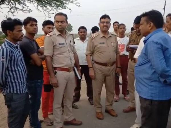 हादसे के बाद मौके पर जुटी पुलिस।