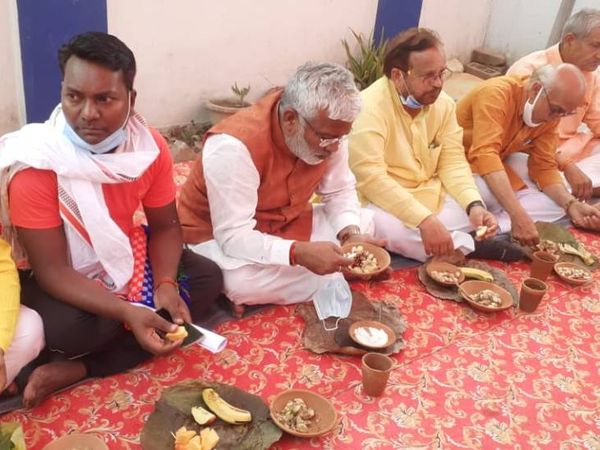 सुल्तानपुर में दलित के घर फलाहार करते भाजपा प्रदेश अध्यक्ष स्वतंत्र देव सिंह। (बाएं से दूसरे) - Dainik Bhaskar