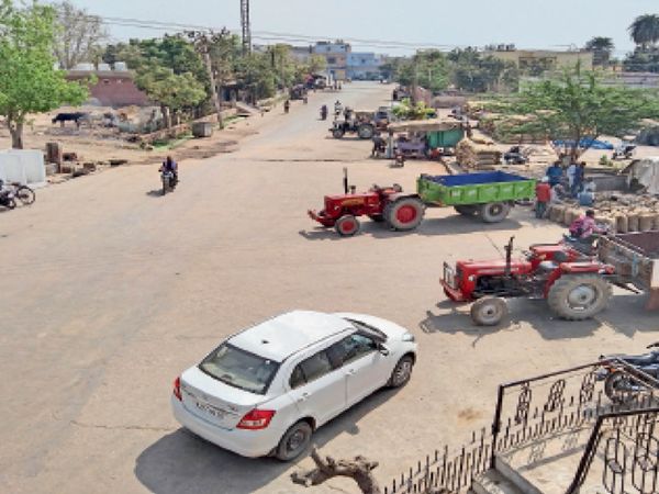 बैंकों में आज भी रहेगी हड़ताल: नकदी नहीं होने से मंडियां रहीं बंद, निजीकरण के विरोध से बैंकों में भी नहीं हो सका लेनदेन
