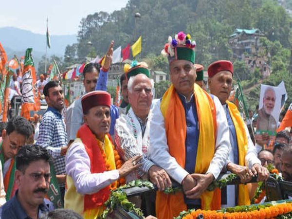 मुख्यमंत्री जयराम ठाकुर के साथ कार्यक्रम में शामिल होते राम स्वरूप शर्मा।