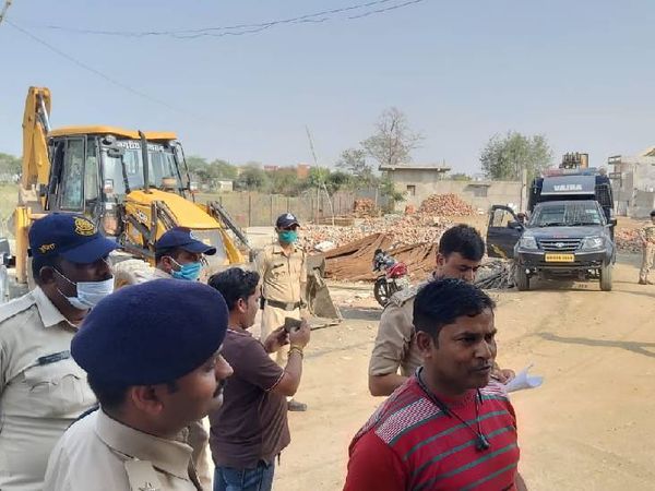 पुलिस विधायक निवास पर जेसीबी के साथ पहुंची है।