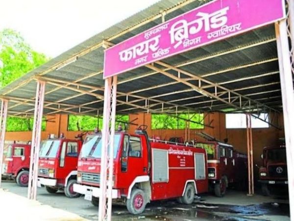 एयरफोर्स से कॉल आने पर फायर ब्रिगेड पहुंची, लेकिन लौटा दी गईं, उसके बाद वापस अपने स्टेशन पर आकर गाड़ियां खड़ी रहीं