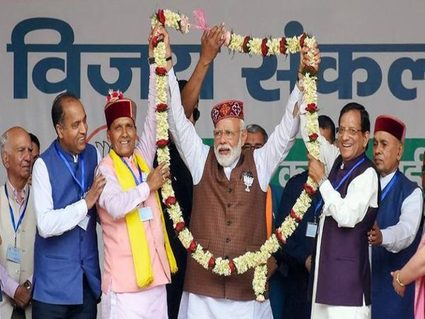 फूलमाला पहनाकर प्रधानमंत्री मोदी का स्वागत करते राम स्वरूप शर्मा।