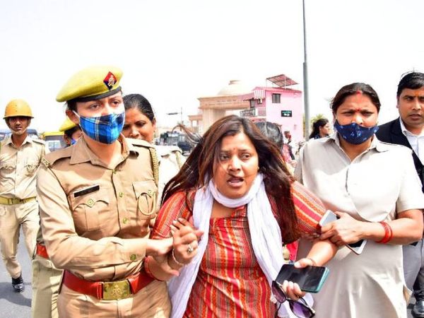 पुलिस ने प्रदर्शनकारी कार्यकर्ताओं को हिरासत में लिया।