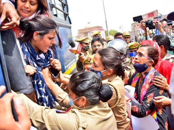 कार्यकर्ताओं को हिरासत में लेने के बाद रिहा किया गया।