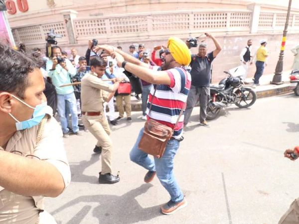 पुलिस ने आप कार्यकर्ताओं को डंडों से पीटा। - Dainik Bhaskar