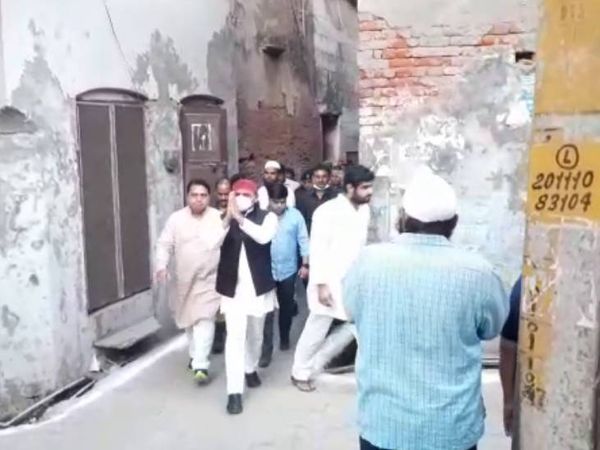 अखिलेश यादव आज इटावा शहर में मुलायम सिंह यादव के करीबी माने जाने वाले फत्तू मल के आवास पर पहुंचे और उसने मुलाकात की।