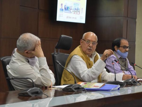 कभी प्रमुख सचिव ने सिर पर हाथ पर रखा।