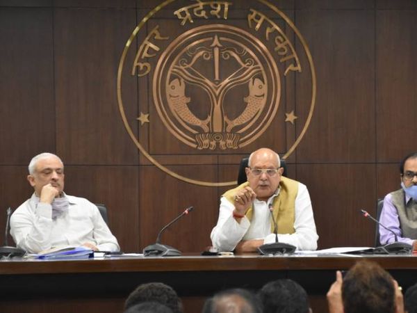 प्रेस कांफ्रेंस के दौरान प्रमुख सचिव देवेश चतुर्वेदी कुछ इस अंदाज में दिखे।