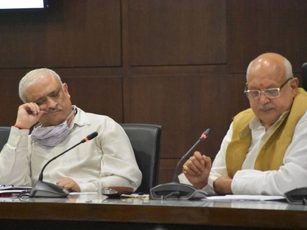 बगल बैठे कृषि मंत्री ने भी प्रमुख सचिव पर ध्यान नहीं दिया।