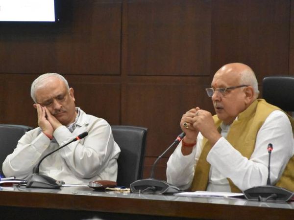 कृषि मंत्री सूर्य प्रताप शाही की प्रेस कांफ्रेंस में प्रमुख सचिव देवेश चतुर्वेदी साेते नजर आए। - Dainik Bhaskar