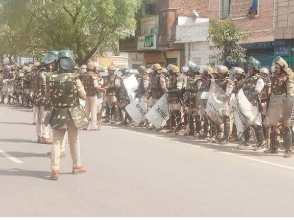 बड़ामलहरा में तनाव को देखते हुए चार जिलों से बुलाई गई फोर्स।