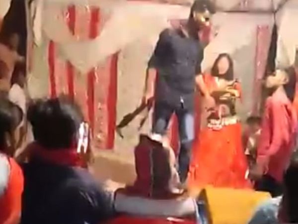 ऑकेस्ट्रा में रायफल लेकर स्टेज पर पहुंचा आरोपी।