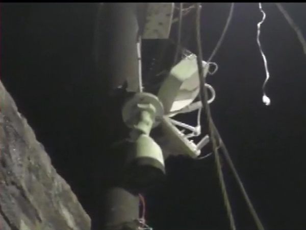 उत्तरी 24 परगना के जगदल में बुधवार देर रात कई जगहों पर क्रूड बम से हमला किया गया। उपद्रवियों ने बमबारी के साथ-साथ CCTV कैमरों को भी नुकसान पहुंचाया।