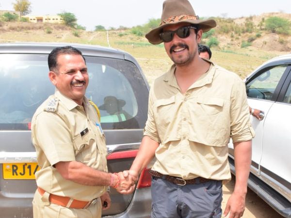 रणदीप हुड्डा की गाड़ी को पुलिस ने रोका: जयपुर जाते वक्त ड्राइवर ने नहीं बांध रखी थी सीट बेल्ट, एक्टर ने खुद उतरकर चालक को समझाया