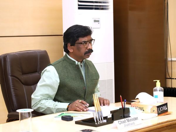 CM हेमंत सोरेन ने कहा कि हमलोगों की जो भौगोलिक स्थिति है। वह काफी उतार-चढ़ाव वाला है। प्रखंडों के बीच में काफी दूरियां है। (फाइल) - Dainik Bhaskar