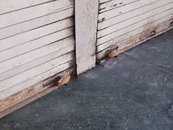 शॉप संचालक ने बात करने की कोशिश की, लेकिन कोई फायदा नहीं हुआ, दुकान सील कर दी गई।