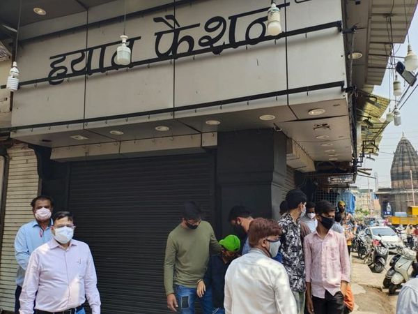 यहां भी कोविड प्रोटोकाल का उल्लंघन किया जा रहा था।