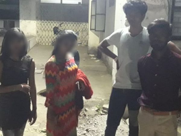 फोटो खींचे तो तत्काल लड़कियों को लेकर बाहर निकल गए कर्मचारी।