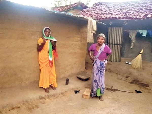 झोपड़ीनुमा घर में संतोषी की मां कोइली देवी और उसकी दादी।