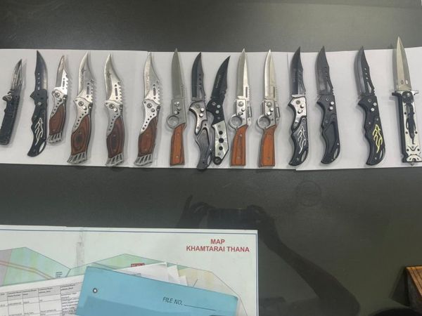 तस्वीर में नजर आ रही चाकू बालना या जापान में बने हैं। बिना किसी रोक टोक के ये ऑफलाइन मिल जाते हैं।