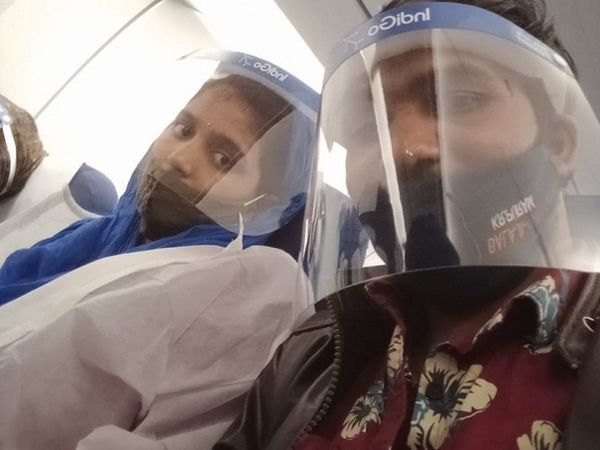 विमान में डिलीवरी से पहले ललिता और उनके पति भैरो सिंह।