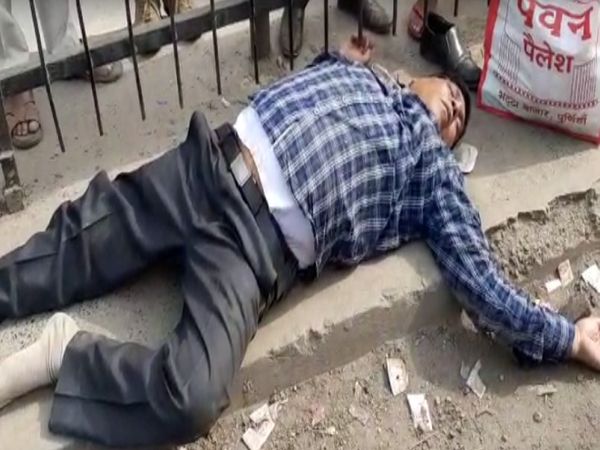 बिहार बस स्टैंड के पास बेसुध पड़ा उत्पाद विभाग का क्लर्क। - Dainik Bhaskar