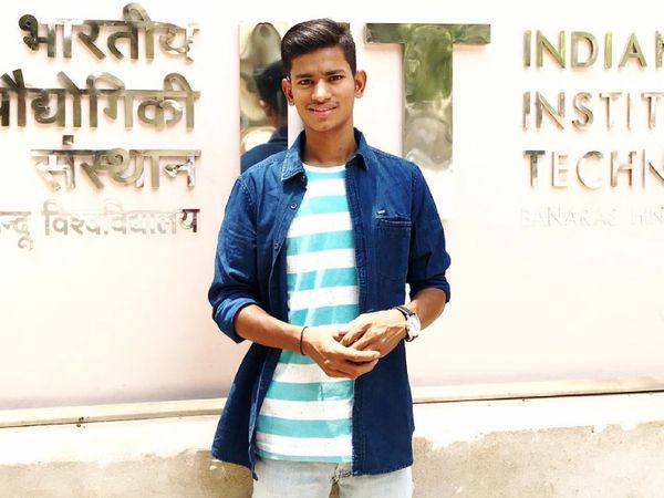 22 साल के सौरभ जब नौवीं क्लास में पढ़ते थे, तबसे ही होम ट्यूशन पढ़ाते थे। 2018 में उन्होंने IIT में दाखिला लिया।