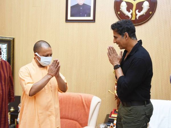 लखनऊ में मुख्यमंत्री योगी आदित्यनाथ और अक्षय कुमार।