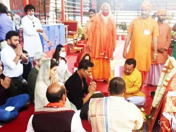 रामलला दरबार में अक्षय कुमार और उनकी टीम।