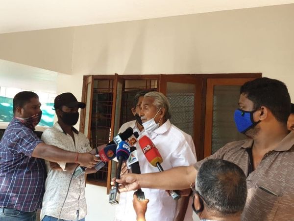 अपने घर पर मीडिया से बात करते हुए ओमान चांडी। ओमान चांडी कोट्‌टयम जिले की पुथुपल्ली सीट से चुनाव लड़ रहे हैं।