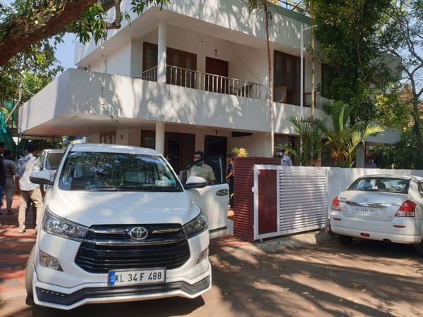 चुनाव प्रचार के लिए अपने घर से रवाना होते ओमान चांडी। 26 साल की उम्र में चांडी पहली बार विधायक बने थे।