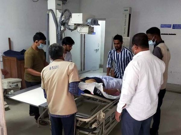 घायल युवक ने आरोप लगाया कि खुर्शीद ने उसे फोन कर मदरसा के पास बुलाया और गोली मार दी। - Dainik Bhaskar