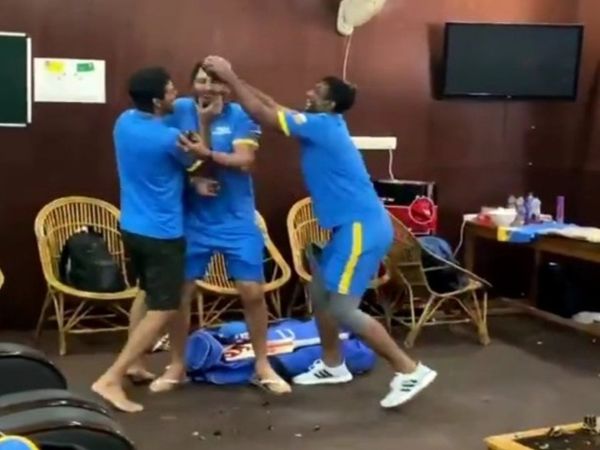 चित्रा रायपुर के क्रिकेट स्टेडियम के ड्रेसिंग रूम की है। केक की होली खेलकर पूरे ड्रेसिंग रूम में खिलाड़ियों ने खूब मस्ती की।