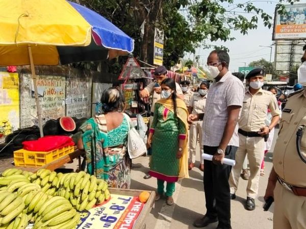 रेहड़ी पर दुकान लगाने वालों को भी नियमों का पालन करने का निर्देश दिया गया।