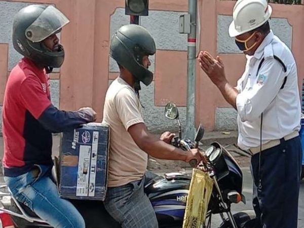 इस दौरान ट्रैफिक पुलिस के जवान विनम्रता से लोगों से मास्क पनने की अपील की। - Dainik Bhaskar