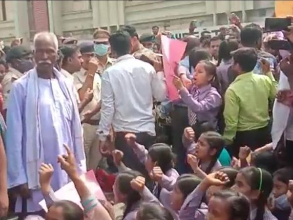 बगहा अनुमंडल अस्पताल के बाहर हंगामे में मौजूद स्कूली लड़कियां।