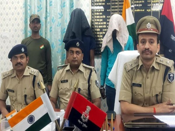 गिरफ्तार साइबर ठगों के साथ पुलिस के आलाधिकारी। - Dainik Bhaskar