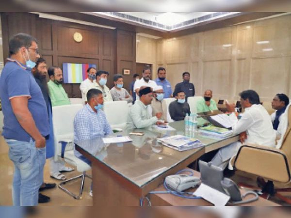 सीएम हेमंत सोरेन से मुलाकात करते सामाजिक संगठनों का प्रतिनिधिमंडल। - Dainik Bhaskar