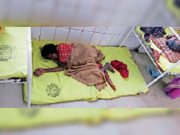 दैनिक भास्कर की पहल पर बुधवार की रात पुलिस द्वारा भर्ती कराई गई महिला एसकेएमसीएच में बेड पर सोई हुई। अगले ही दिन वह गायब हो गई। - Dainik Bhaskar