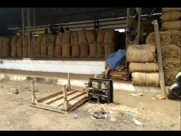 कृषि उपज मंडी में हंगामे के बाद बिखरे पड़े व्यापारियों के तौल कांटे। पूरे दिन बंद रहा कामकाज, लाखों का नुकसान।