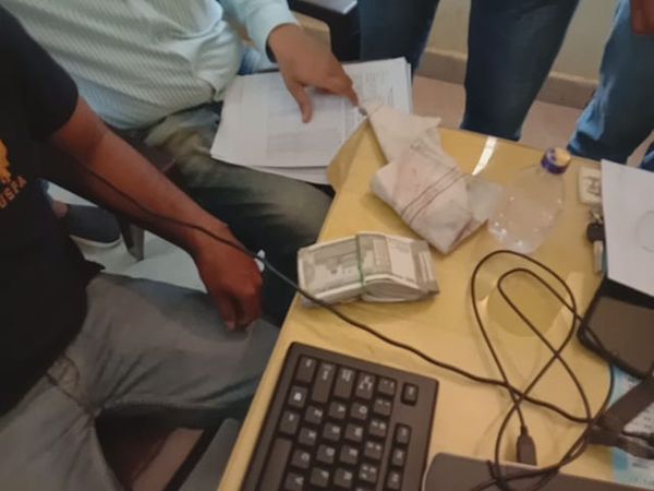 जोनल ऑफिसर की टेबल पर रखे रिश्वत के 50 हजार रुपए, इन्हें ई ओडब्ल्यू ने जब्त कर भ्रष्टाचार का प्रकरण बनाया है