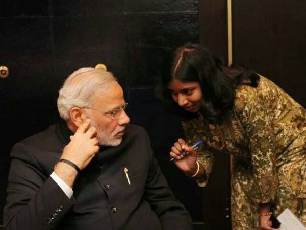 IFS निहारिका सिंह बड़े-बड़े नेताओं के साथ फोटो खिंचवाती और इसके बाद अजीत अपनी पत्नी का फोटो दिखाकर लोगों को आसानी से झांसे में ले लेता था। (फाइल) - Dainik Bhaskar
